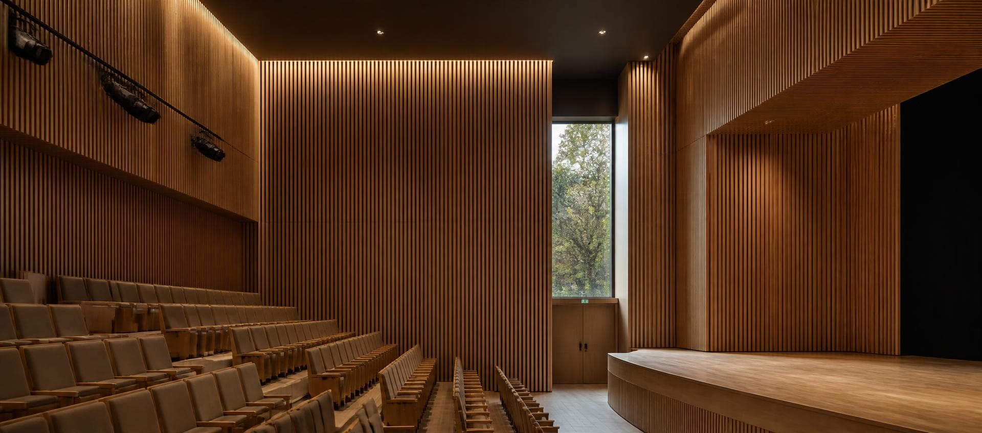 Auditorium habillé de lattes de chêne réalisé par Batimob